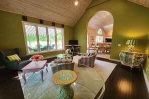 Smart-TV, Kamin, Tischfußball