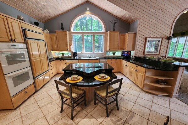 Fridge, microwave, oven, stovetop - Dancing Moose – Spectacular fairway views & NEW tiered outdoor patios (Harbor Springs)