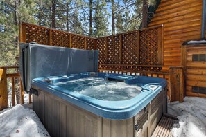 Private spa tub - Ivvy Bear Lodge (Big Bear Lake)