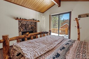 Fireplace - Ivvy Bear Lodge (Big Bear Lake)