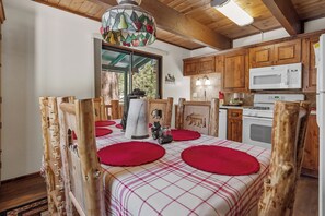 Electric kettle, toaster - Ivvy Bear Lodge (Big Bear Lake)