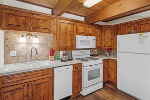 Electric kettle, toaster - Ivvy Bear Lodge (Big Bear Lake)