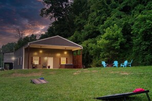 Exterior - Boho Barn: Pet Friendly✨Hot Tub ✨Wi-Fi ✨Close to PF (Sevierville)