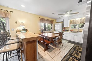 Basic Cabin | Private kitchen | Electric kettle - Irie's Retreat (Sugarloaf)