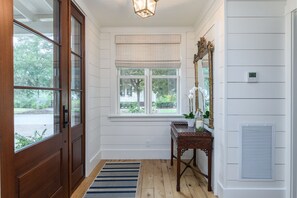 Interior - Stylish Cottage with brick courtyard + outdoor fireplace (Bluffton)