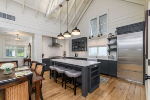 Fridge, microwave, oven, stovetop - Stylish Cottage with brick courtyard + outdoor fireplace (Bluffton)