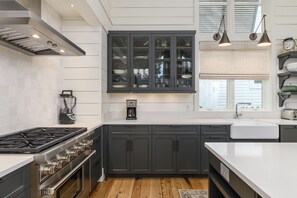 Fridge, microwave, oven, stovetop - Stylish Cottage with brick courtyard + outdoor fireplace (Bluffton)