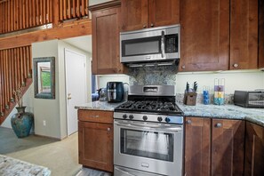 Basic Cabin | Private kitchen - Star & Gem Cabin (Big Bear Lake)