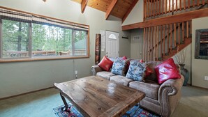 Basic Cabin | Living area