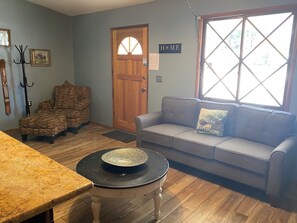 Basic Cabin | Living area - Honey Bear (Big Bear Lake)