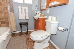 Basic Cabin | Bathroom - Honey Bear (Big Bear Lake)