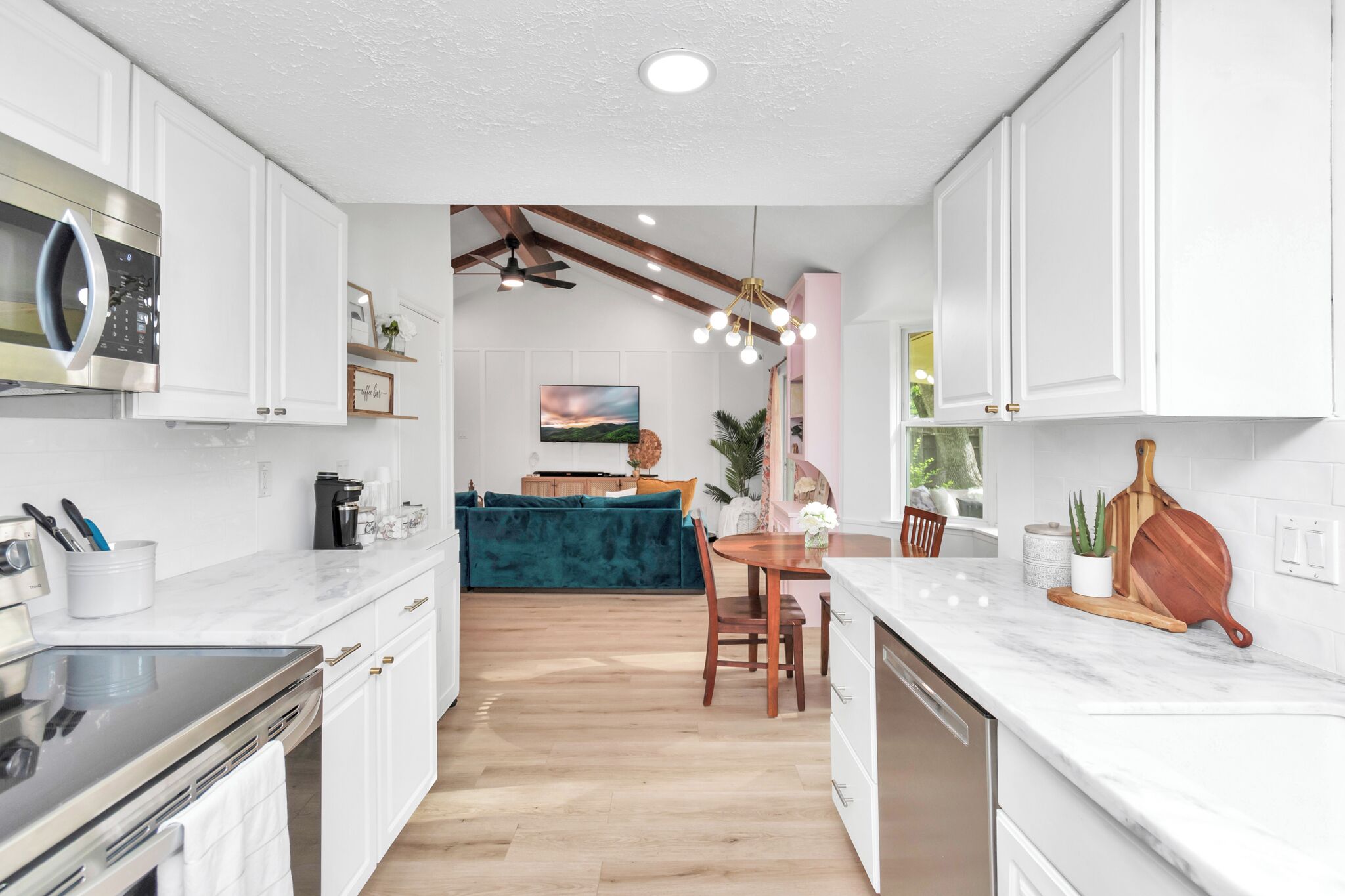 Kylskåp, mikrovågsugn, ugn och spishäll