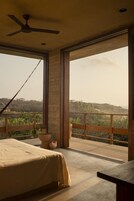 Suíte panorâmica | Frigobar, cofres nos quartos, espaço de trabalho para notebook