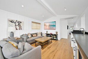 Fernseher, Kamin, Tischtennisplatte