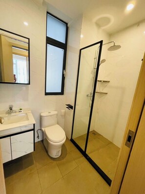 Serviettes fournies, savon, papier toilette