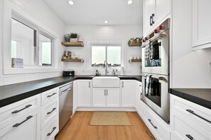 Micro-ondes, four, plaque de cuisson, lave-vaisselle