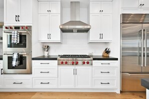 Microwave, oven, stovetop, dishwasher - 5 Bedroom Luxury Duplex across from the Beach for 11 people (Newport Beach)