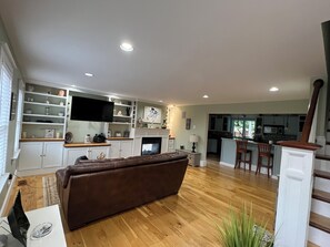 Una Smart TV, una impresora