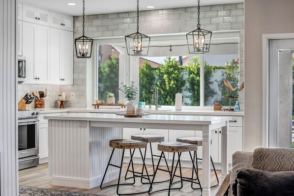 ثلاجة، ميكروويف، فرن، موقد طهي مسطح