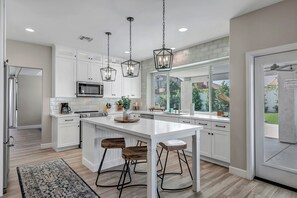 ثلاجة، ميكروويف، فرن، موقد طهي مسطح