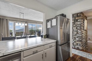 Fridge, microwave, oven, stovetop - Charming Home in the NC Mountains (Seven Devils)