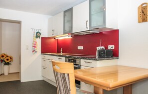 Kühlschrank, Geschirrspüler, Wasserkocher mit Kaffee-/Teezubehör