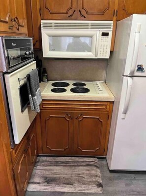 Geladeira, micro-ondas, cooktop, talheres/pratos/utensílios de cozinha