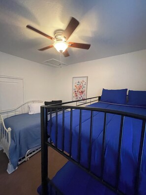 4 bedrooms, iron/ironing board, WiFi, bed sheets - Chandler retreat, golfers home away from home.  (Chandler)
