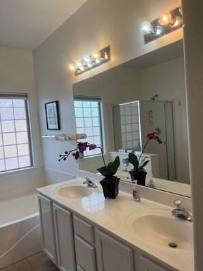 Hair dryer, towels, soap, shampoo - Chandler retreat, golfers home away from home.  (Chandler)