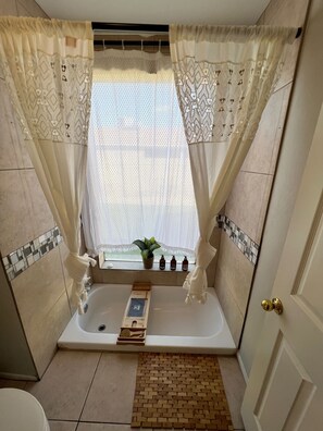 Serviettes fournies, savon, shampoing, papier toilette