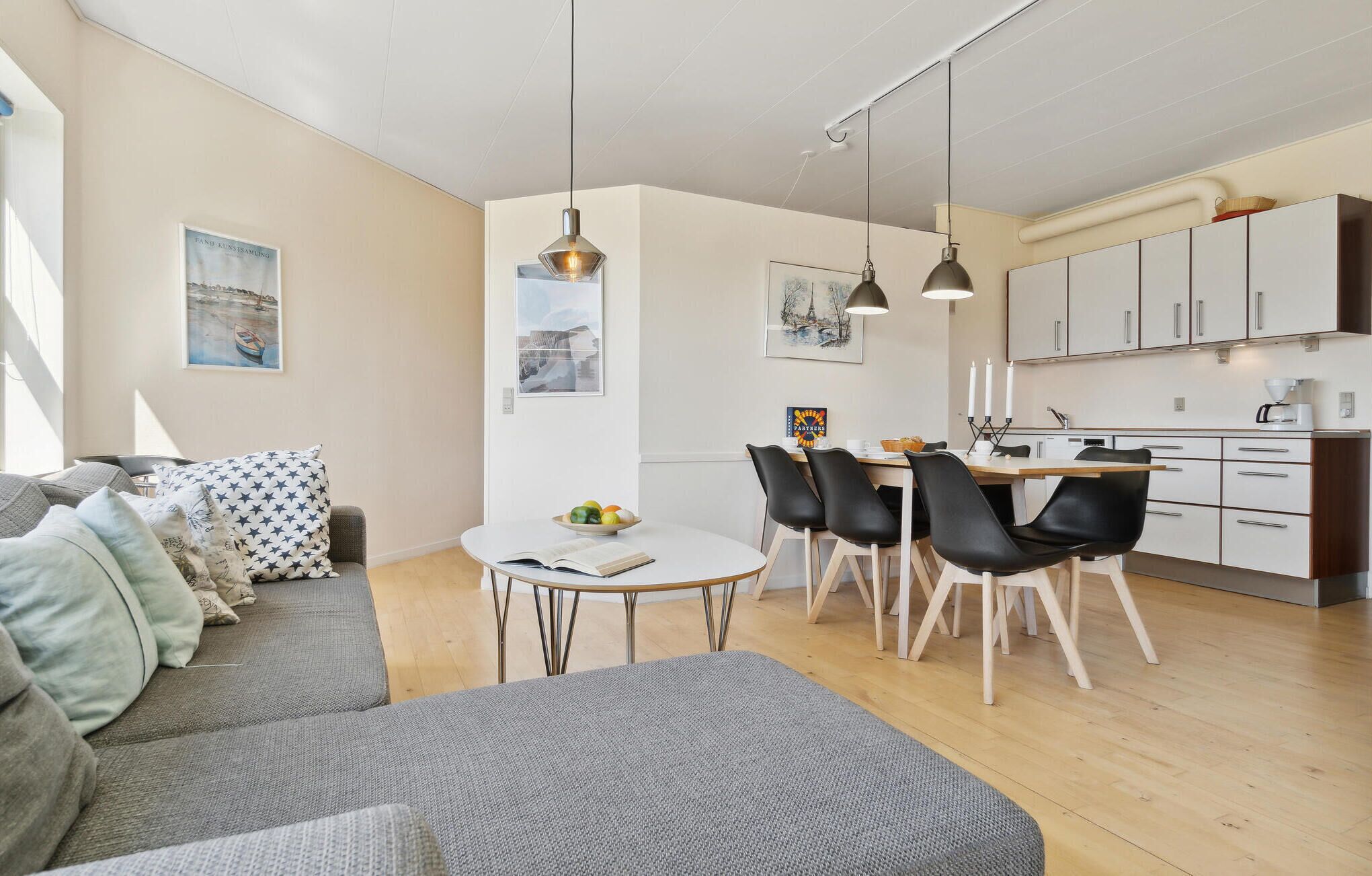 Un apartamento moderno con comedor, cocina y sala de estar.