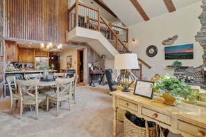 Basic Cabin | In-room dining - Silver Pine Lodge (Big Bear Lake)