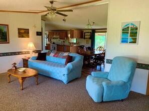 Smart TV, books - Charming Home with Country Views (Grafton)
