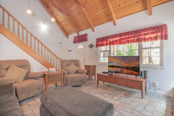 Basic Cabin | Living area