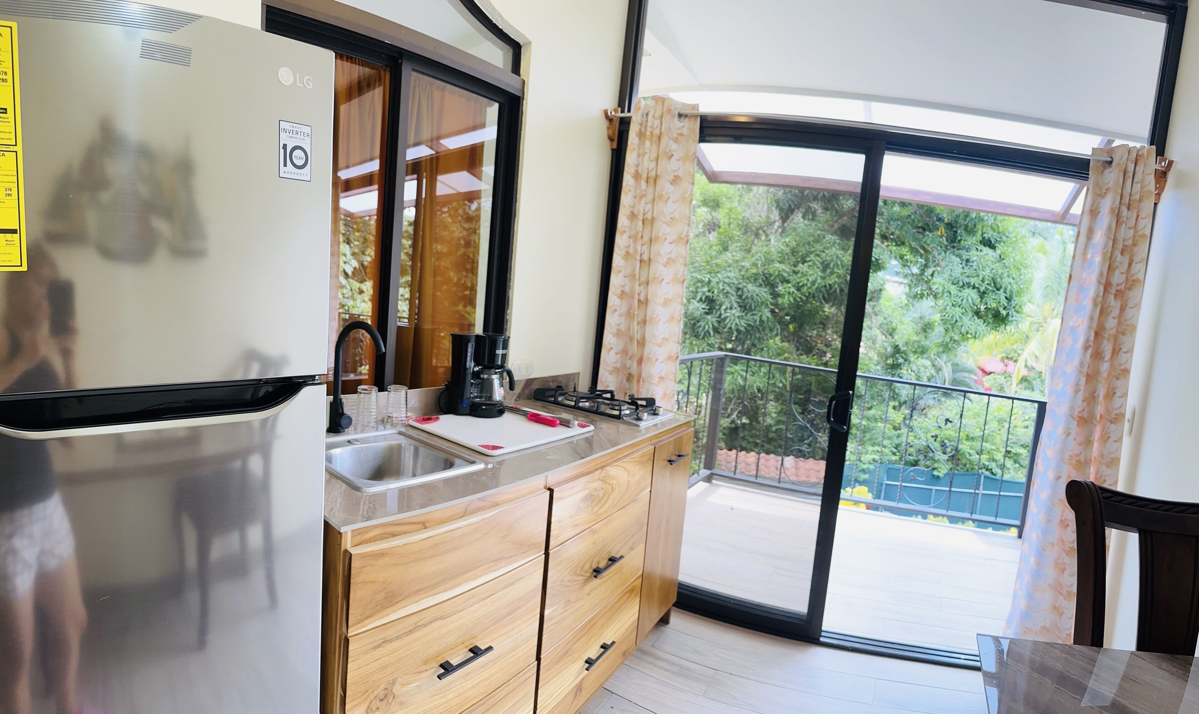 Kjøleskap, kokeplater, kaffetrakter/tekoker og brødrister