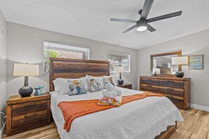 5 bedrooms, desk, WiFi, bed sheets
