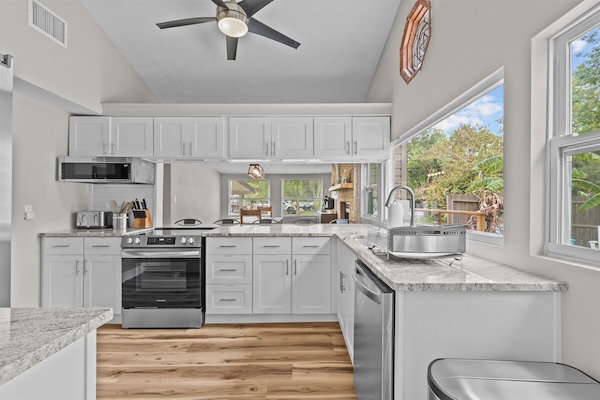 Jääkaappi, mikroaaltouuni, uuni, liesi