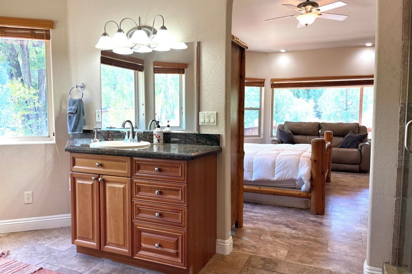 2 slaapkamers, een bureau, een strijkplank/strijkijzer, reisbedje