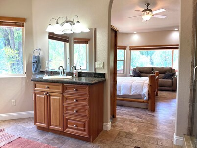 LUXURY RIVERFRONT RETREAT: PET FRIENDLY: BRYCE / ZION, RAFTING, FISHING, HIKING