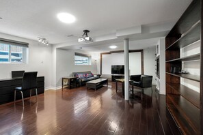Smart TV y chimenea 
