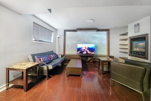 Smart TV y chimenea 