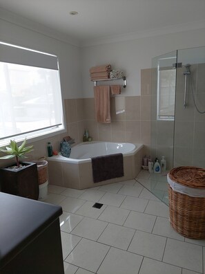 Shower, hair dryer, towels, soap - The Wave House - Prime location, close to beaches & amenities |ocean view deck

 (Currarong)