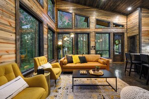 Älytelevisio, takka, kirjoja