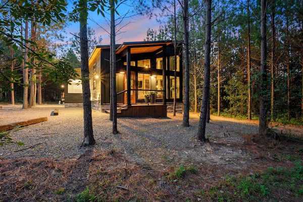 1BR honeymoon cabin nestled in the woods