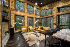 Älytelevisio, takka, kirjoja