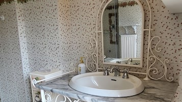 Deluxe Room | Bathroom | Shower, designer toiletries, hair dryer, bidet