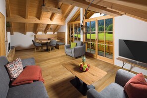 TV - Vacation apartment Bergulme, 1 - 4 persons, 89 sqm, 2 separate bedrooms, kitchen, living room, balcony (Schönau am Königssee)