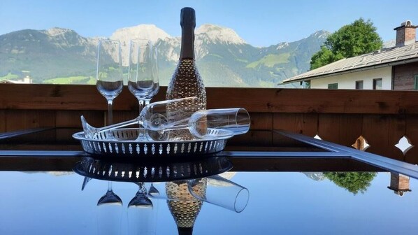 Outdoor dining - Vacation apartment Bergulme, 1 - 4 persons, 89 sqm, 2 separate bedrooms, kitchen, living room, balcony (Schönau am Königssee)