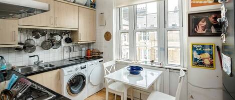 Réfrigérateur, micro-ondes, four, cafetière/bouilloire