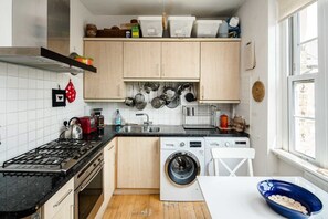 Fridge, microwave, oven, coffee/tea maker